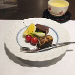 粋翔庵 - ドライイチヂクの羊羹、
ナッツのブラウニー、フルーツと煎茶