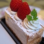 マーガレット菓子店 - 苺のミルフィーユ(季節限定品)