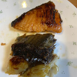 鈴波 - キングサーモンとサワラです、1／3にカットしました