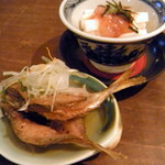 お通し：小鯵のから揚げ＆山芋の海老と酒盗がけ