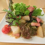 厚切培根和嫩煎蔬菜沙拉