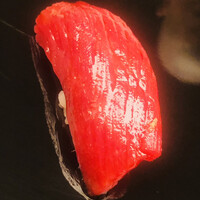 鮨 あらい - 赤身です。親方の顔が漆に反射してしまいました
