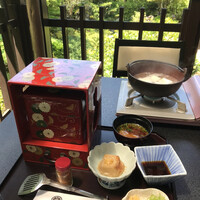 芹生 - 三千草弁当に京都下鴨の湯豆腐を付けて