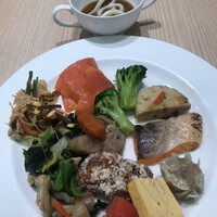 ベルテンポ - 朝食ビュッフェ２７００円。唐揚げ、焼売など。こちらの唐揚げは味付けと衣のサクサク感が好みです（╹◡╹）。焼売、カレー、もやしナムル…好物がたくさん揃って満足です（╹◡╹）