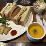 カフェ ムーン - たっぷり野菜とたまごとバジルチキンのサンド