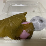 親玉商店 - 料理写真:左から、かしわ餅、さくら餅、豆大福 各140円