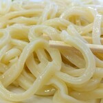 つるつるうどん - それでは麺を啜(すす)ります。ずる、ずる、ずる。冷たく締まってるのは良いよ良いよ。ただちょっと硬いうどんだね。これまでで一番硬かった「吉田うどん」を想起しました。