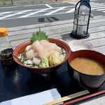 お魚いちば おかせい - ほたて丼・あら汁付き