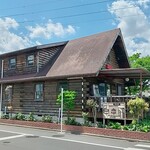 カフェ&バー ウッドブロック - 住宅街に突如現れるロッヂ風レストラン