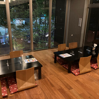 [半個室」開放感のある高い天井と大きな窓が創るモダンな和空間