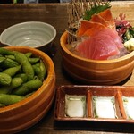 濱焼北海道魚萬 - 枝豆と刺身2種盛り