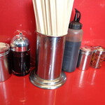 ラーメン二郎 - 左がカエシ、右が赤酢