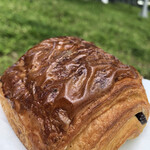 パン・デ・フィロゾフ - パンオショコラ320円。表面の空気の膨らみ、いいでしょ？