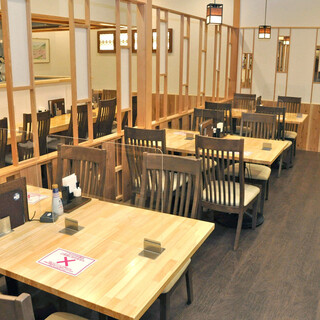広々とした明るい店内でお食事をおたのしみください