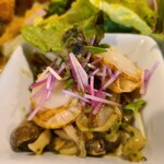 ワインカフェ イル ソフリット - たっぷりキノコとホタテのマリネ。