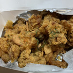 クリスピーチキン&トマト - 料理写真:ガーリックチップとハニーバターに塗れる鶏