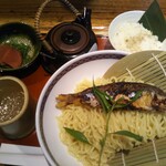 鮎ラーメン - 鮎涼ラーメン大盛。狭いカウンターテーブルにギリギリ乗る大所帯(^_^;)))