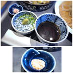 そばと酒と天ぷら 素や - ◆つゆは少し甘め。福岡のお醤油は甘いので、どのお店も関東に比べると甘いような気がします。 ◆天ぷら用の「お塩」