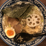 和風楽麺 四代目 ひのでや - 板海苔が、手前に倒れてしまっています。