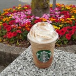 スターバックス・コーヒー - ティー ティラミス フラペチーノ　カスタードを牛乳に変更
            花壇を背景に