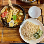 カレー食堂 心 - 14種野菜と骨付きチキンのスープカレー（1650円）