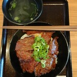 カルビ丼とスン豆腐専門店 韓丼 - 上ハラミ丼とスープ