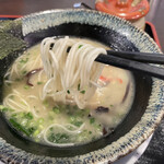 Maguroyasankyuumaru - ラーメンランチ（とんこつとミニ鮪丼）（税込 1,200円）評価＝○：とんこつラーメンの麺は細ストレート麺です