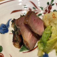 賛否両論 名古屋 - ミニコース（税込 3,900円）評価＝◎:焼き物『豚肩ロースのニラ焼き、黄身をまぶした大根おろしとうるいのヌタ添え』