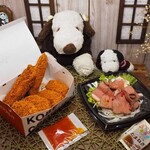 Koube Korokke - じゃじゃ～ん！美味しそうなものをいろいろ買って来たよ～『神戸コロッケ』のおすすめバラエティセット1190円と、『サラダカフェ』のローストビーフサラダ637円。ちびつぬ「美味しそうよ～」