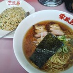 栄太呂ラーメン - 醤油らーめん 570円、やきめし（小）セット +250円