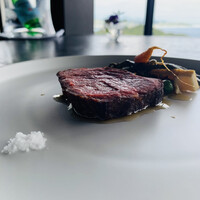 logue - ⑤【土佐赤うし】
                      ※ モモ肉ロースト、牛蒡ピューレ、野菜のグリル、焦がしバター+コールラビ+梅干のソース、特注岩塩添え