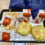 マクドナルド - ハッピーセット2人前、チーズバーガー、ポテト、牛乳の組み合わせ