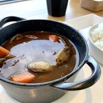 OISO CONNECT CAFE grill and pancake - 14時。30分並んでシーフードカレー。メニューの写真と随分.....。魚介の香りもあまりなく貝殻がいっぱい。ちょっと残念でした。