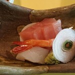 Tsukushi - 刺身 白いのは玉ねぎです  刺身のつまには珍しいです  玉ねぎが苦手な自分でも、それほどの違和感なく食べられました  同行者は美味しいとパクパク食べてました(刺身の下にもあります)