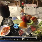 ヒロミ - ホットドックにフルーツ盛り合わせに野菜サラダに玉子に豆菓子付きのセット500円。