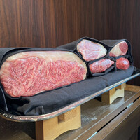 神戸牛炉釜炭焼ステーキ IDEA 銀座 - お肉を見せてもらいメインを決めます