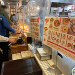 丸亀製麺 - うどん購入のための列です