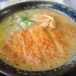 旭川ラーメン天山 - カツラーメン（みそ）のアップ