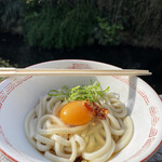 Ikeuchi Udon Ten - 6時半から並んで7時オープン、そば客優先でうどん待ち…温いうどん1玉220円と卵50円。濃い出汁をかけてくれる。出来たてあっというまに胃の中へ。店を出るとズラっと車が12〜3台。ごちそうさまでした！