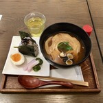 シャイニーアウル - お味噌汁とおにぎりのおぼん780円