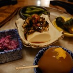 いのこ家 山形田 - 5種盛り
            だだちゃ豆、くるみ豆腐、菊、しそ巻、玉こんにゃく