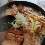 喜多方 満喜 - 麺はこんな感じ。
      水分多目でツルツルしております。