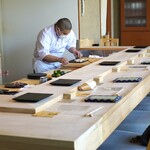 鮨 詠心 - 店内はカウンター10席のみ