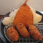 ゴッチョーサン - 三陸産牡蠣とアジフライ定食(820円)