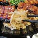 豚丼ながい - ご飯の間にはもやし