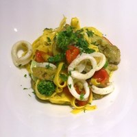 イタリア料理 スペランツァ - 茄子とイカ、オリーブの自家製タリアテッレ