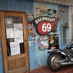 サルメリアロッキュー - 玄関前には立派なハーレー、そして生ハムのオブジェが。
      外観もアメリカンスタイルなので、目立ちます♪