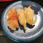 大江戸 - 赤貝一貫で一皿・つぶは二貫