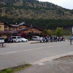 国八食堂 - 第2駐車場からの店の外観。外まで多数待ってます。午後2時です。