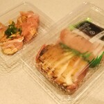 鶏屋 ひらはら - 右　購入した鳥刺し　　左　サービスでもらったの